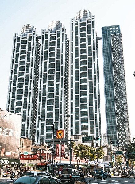 新埔捷運共構站的「新巨蛋」,近一年實價登錄平均房價維持在每坪7-8字頭行情。聯合報資料照片