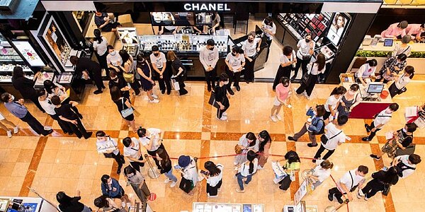 新光三越周年慶首日業績大爆發，副董吳昕陽表示，振興的燕子回來了！圖／中時報系資料照