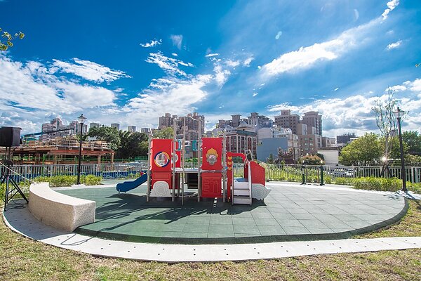 福民公園適合長者及小孩步行的友善環境。圖/桃園市政府提供