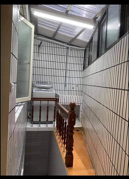 洗衣機擺放位置懸空於樓梯上方。圖／取自《奇葩裝潢分享中心》
