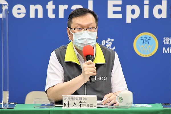 莊人祥說,該名女學生有心搏過速、發燒,還有呼吸喘,因有類似症狀,所以診斷有疑似心肌炎。圖/指揮中心提供