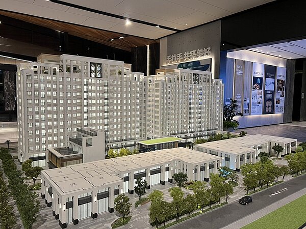 實體振興券今開放民眾領取，嘉義縣政府宣布加碼，無論是否使用振興券只要指定期間內在嘉義縣消費，登錄即抽價值500萬元輕豪宅。記者莊祖銘／攝影