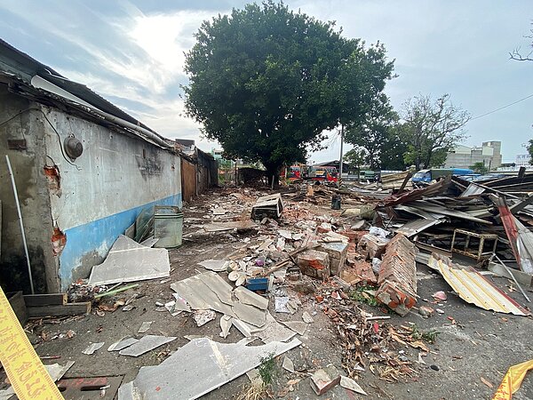 強占市有地擺爛,台南市政府零容忍拆除。圖/台南財政稅務局提供