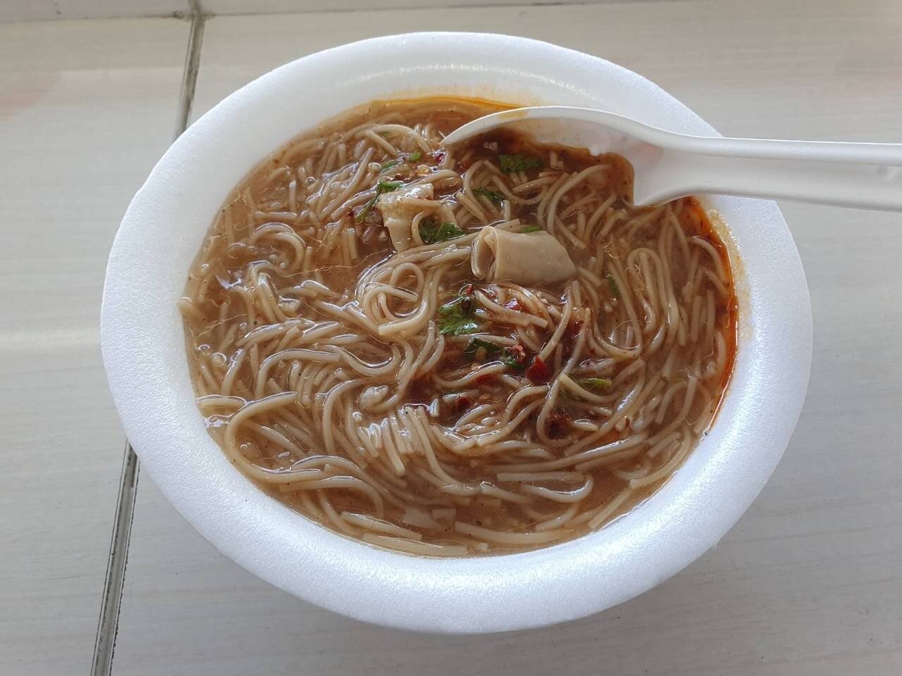 龍興大腸麵線該有的料如醋、蒜泥、辣椒等都沒少,大腸量也不少。記者李成蔭/攝影