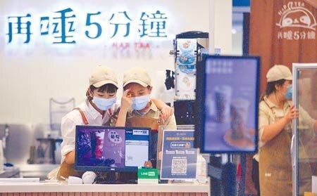 明年基本工資漲幅將達5.21％，對受疫情重創的內需產業是雪上加霜，勞動部與經濟部月底將對受衝擊業者提出補貼配套措施。（張鎧乙攝）