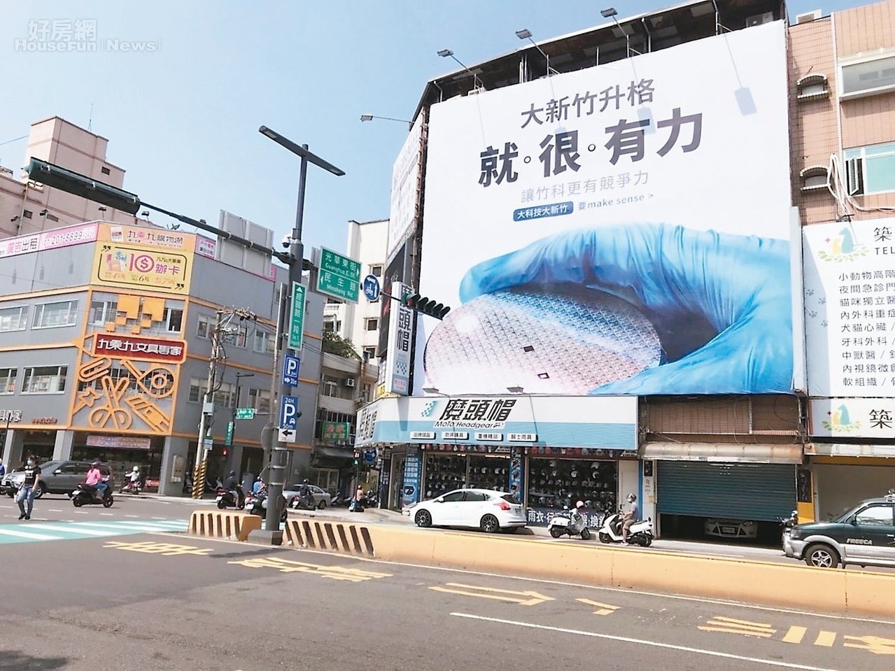 大新竹合併升格議題延燒,一群竹科媽媽廣設看板,訴求大新竹升格將促成「交通就很順」、「竹科就很有力」、「水就很好喝」等情境,引起用路人矚目。圖/聯合報記者張裕珍翻攝