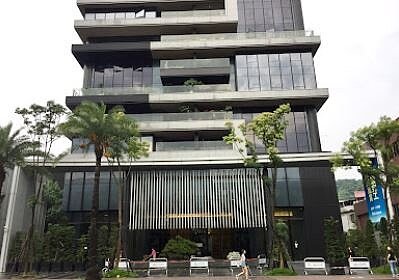 位於士林夜市基河路上的「圓山1號院」豪宅,每戶7千萬以上,但台北市議員汪志冰指出,白天是豪宅,每到晚上就淪為夜市。圖/翻攝自Google map