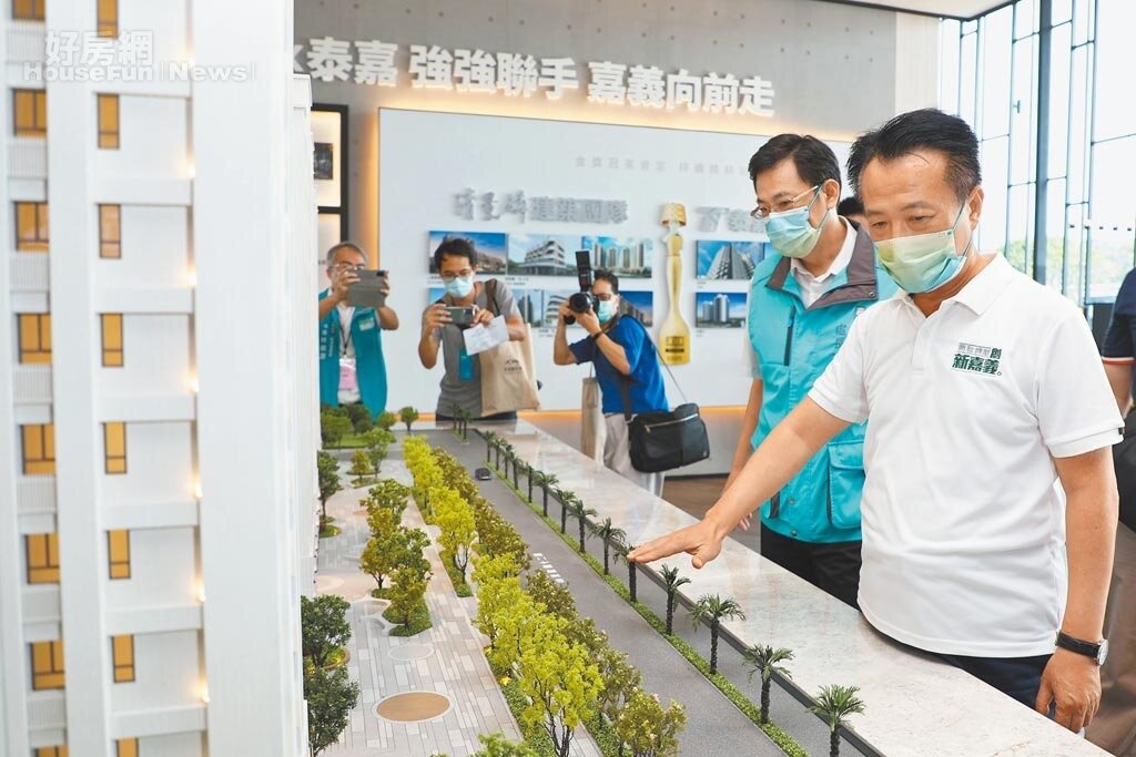 清景麟建築團隊與泰嘉開發公司捐贈價值500萬元輕豪宅給縣府作為五倍券振興加碼抽獎獎品,圖為縣長翁章梁(右)參加捐贈儀式並了解建案內容。圖/嘉義縣政府提供;張亦惠嘉縣傳真