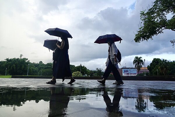 氣象局表示，今年第18號颱風圓規的外圍環流相當寬廣，速度也快了一些，所以10日下午北部就會有些陣雨。圖／聯合報系資料照