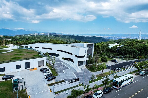 「文青水園水資源回收中心」就鄰近富宇天匯,地面上規劃公園、綠地,並有咖啡廳進駐,是休閒好去處。圖/富宇天匯提供