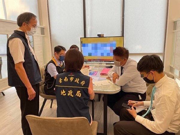 預售屋資訊及買賣定型化契約備查新制已上路,台南市地政局加強預售屋的查核。圖/南市地政局提供