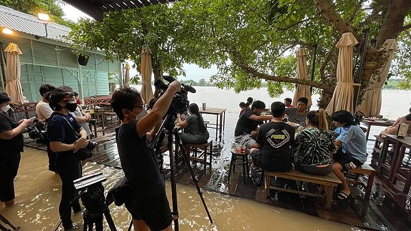 泰國一間河畔餐廳之前遭遇大水,現在更天天被水淹,沒想到因禍得福,變成一個意想不到的外食熱點。圖/截自Chaopraya Antique Café臉書