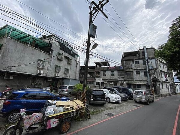 新店光華街5巷及碧安街巷道內有一處三角公有土地,面積約40平方公尺,過去長期遭固定汽機車輛輪流占用。圖/新北市工務局提供