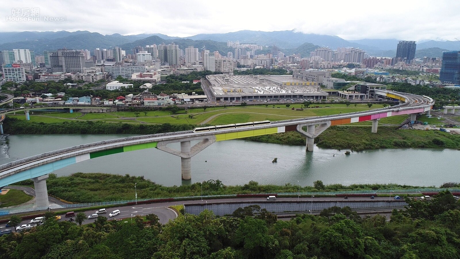 環狀線熱門打卡景點「彩虹橋」。圖/捷運局提供