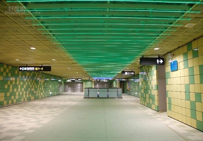 色彩繽紛的大坪林站大廳層。圖／北市捷運局提供