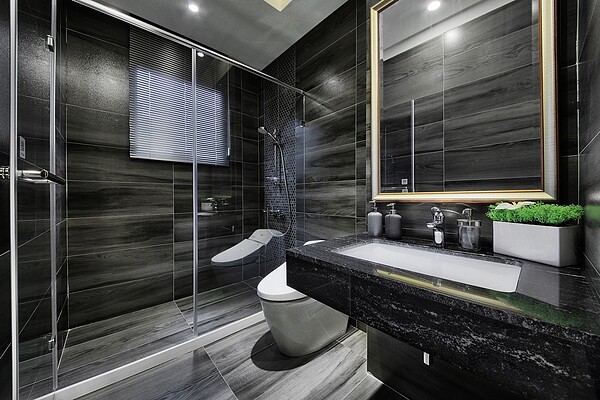 衛浴部分採用TOTO品牌、全自動智慧型馬桶。圖/富宇天匯提供