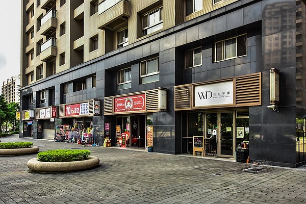 文青路生活圈店家頗多,具備便利性。圖/富宇天匯提供