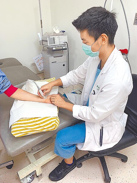 復健科醫師運用超音波引導的精準注射術治療「腕隧道症候群」,減緩患者發炎、疼痛的狀況。(土城醫院提供/蔡雯如新北傳真)
