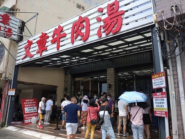 台南市安平區知名小吃文章牛肉湯店外出現排隊人潮，要吃美食得耐心等候。圖／記者鄭惠仁攝影
