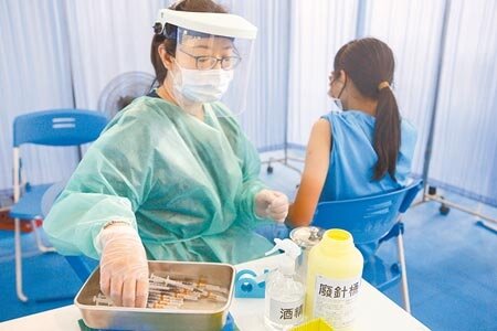 美國疾病管制暨預防中心(CDC)8日表示,國際旅客須接種獲美國食品暨藥物管理局(FDA)或世界衛生組織(WHO)授權的6款新冠疫苗,才能入境美國。圖為台灣學生施打BNT疫苗的畫面。(本報資料照片)