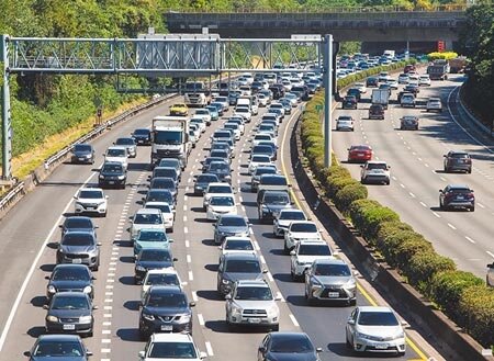交通部預估,國慶連假今日仍有部分出遊車潮,國道南北向共有15處路段易壅塞,尤其以國道5號最為嚴峻,提醒駕駛注意。(陳怡誠攝)