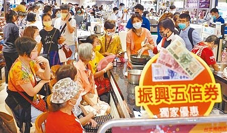 振興五倍券正式上路遇到國慶連假,北市南西商圈舉辦周年慶的百貨公司湧進大批民眾消費。(姚志平攝)