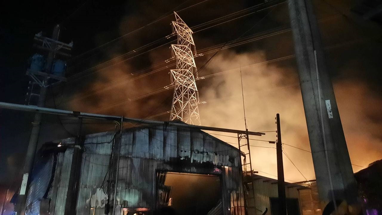 高雄路竹工廠大火恐延燒旁邊的高壓電塔導致倒塌，消防人員不斷灑水降溫，台電也做好隨時斷電的準備。記者陳玫伶／攝影 