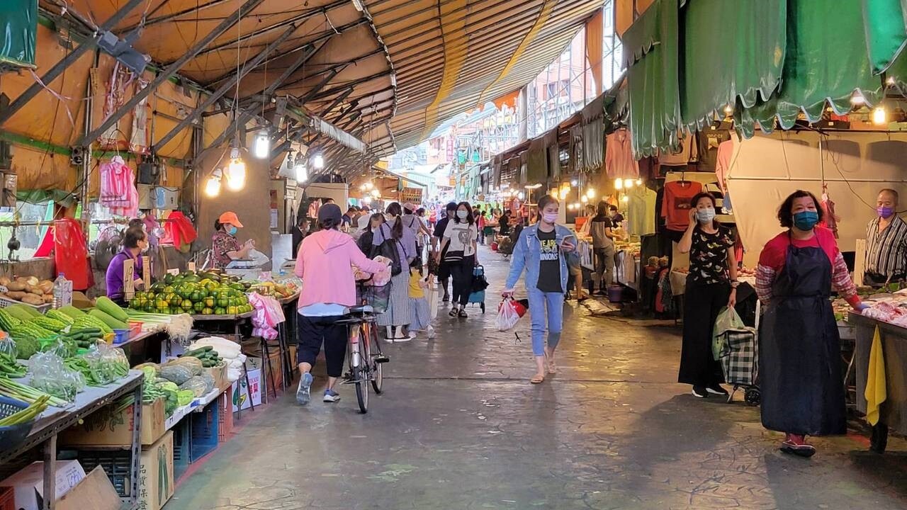 樹林保安市場現況除了雨遮設施沒有整體規畫，民眾採買需閃躲，鋪面破損較不好走，止滑度不足。記者江婉儀／攝影 