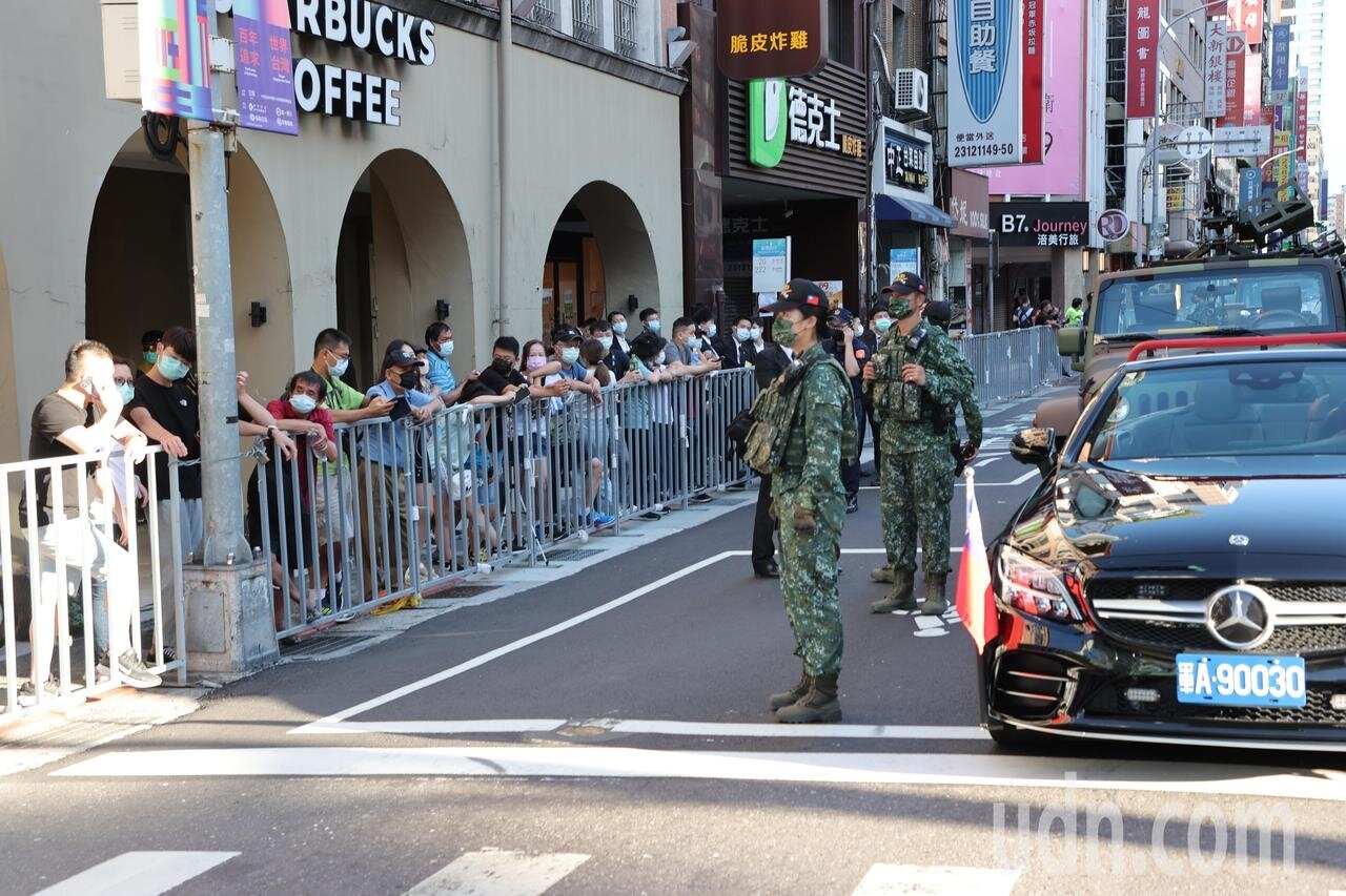 中華民國110年雙十國慶，一大清早各式各樣的校閱車輛進入重慶南路的預備區，不少市民起了個大早，來到軍車旁近距離的觀賞、自拍。記者許正宏／攝影 