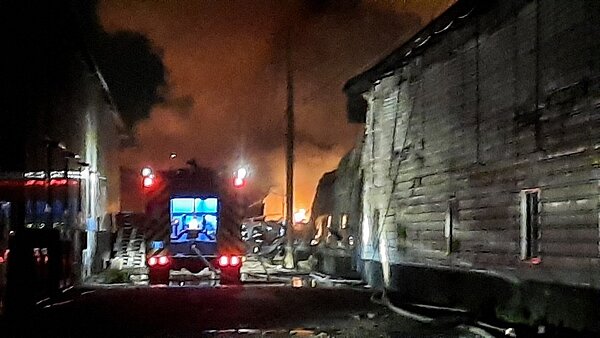 高雄市路竹區一處工廠昨發生火警，晚間7點49分火勢控制，只剩最後方的塑膠粒真空包還在持續悶燒。圖／記者陳玫伶攝影