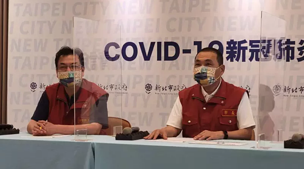 因疫情相對穩定,新北市長侯友宜(右)在記者會後表示,如果假日0確診個案,考慮當天停開疫情線上說明記者會。圖/記者江婉儀攝影
