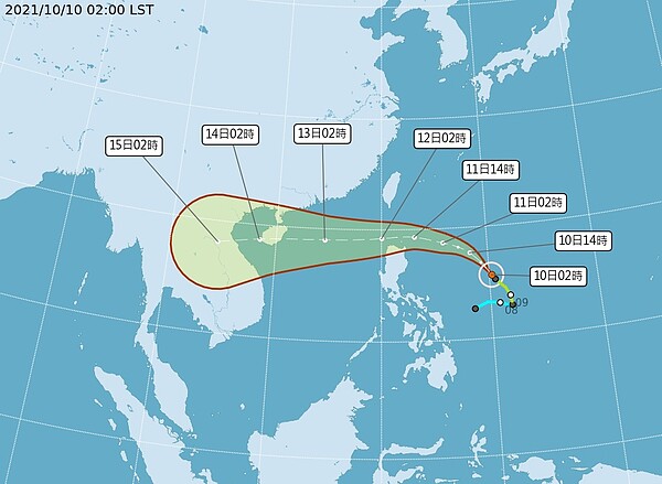 中央氣象局路徑潛勢預測圖顯示，圓規颱風未來受太平洋高壓導引，以穿過巴士海峽、進入南海的機率最高；周一下午至周二距台最近。圖／取自氣象局網站