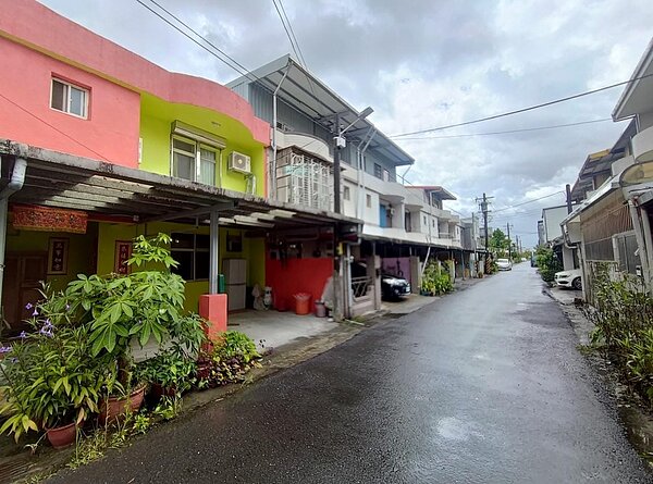 原PO的房子漆成綠橘相間,與其他住戶形成強烈對比。圖/翻攝自《買房知識家》