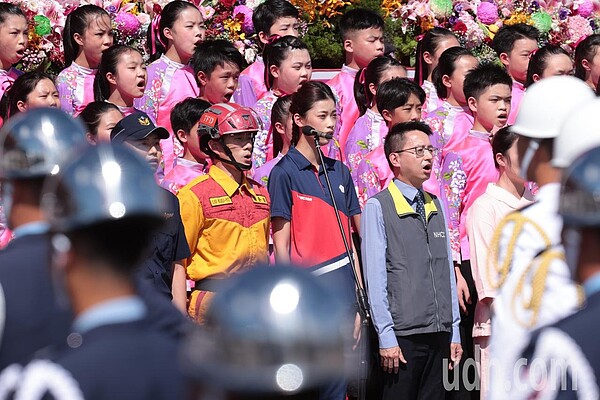 「國民女婿」羅一鈞和「國民女友」羅嘉翎一同領唱國歌。圖／記者黃義書攝影