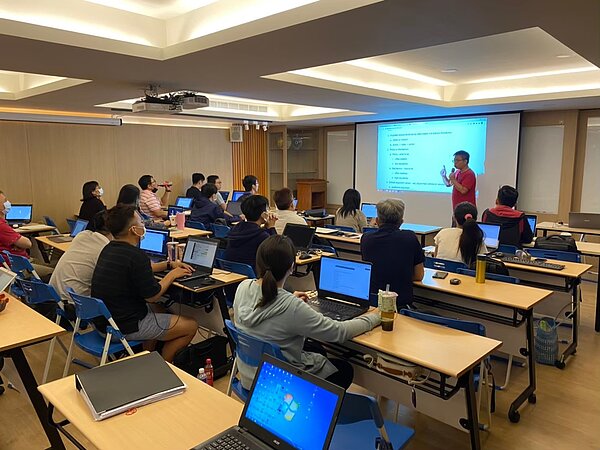 台中勞工大學助弱勢,符合12類資格「讀冊免錢」。圖/台中市勞工局提供