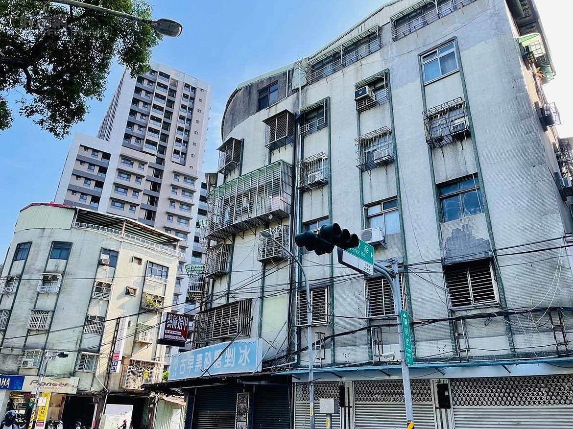 一名網友因預算不足,打算棄大樓買公寓5樓,秒被其他人勸退。圖/好房網News記者呂詠柔攝