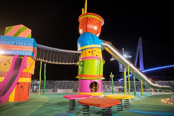 漁人碼頭煙火秀盛大登場,大型幾米溜溜帽遊樂場熱鬧啟用。圖/新北市漁業處提供