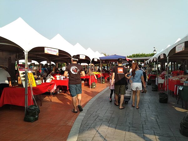 國慶連假好去處,來梧棲漁港賞花、逛市集、嘗美食。圖/台中市農業局提供