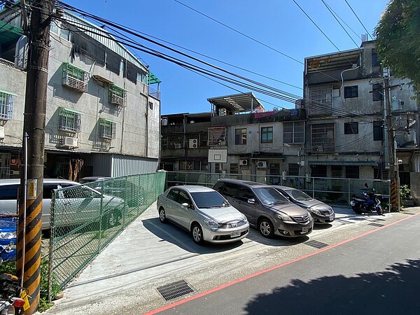 閒置公有地活化後,改善違停亂象。圖/新北市養工處提供