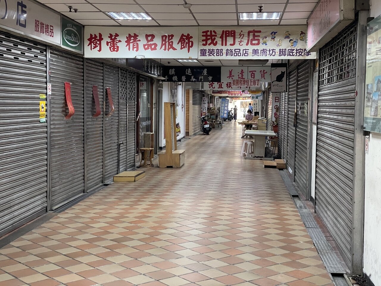 嘉義市西市場業者表示疫情最嚴峻時,許多攤位、鋪位都未營業。圖為今天周日營業者較少。記者林伯驊/攝影