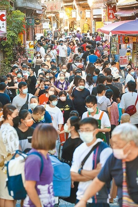 雙十國慶連假第二天，深坑老街湧入許多民眾，享受久違的悠閒假日生活。（鄧博仁攝）