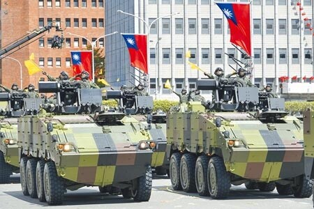 雲豹甲車CM32經過國慶大會觀禮台。(陳信翰攝)