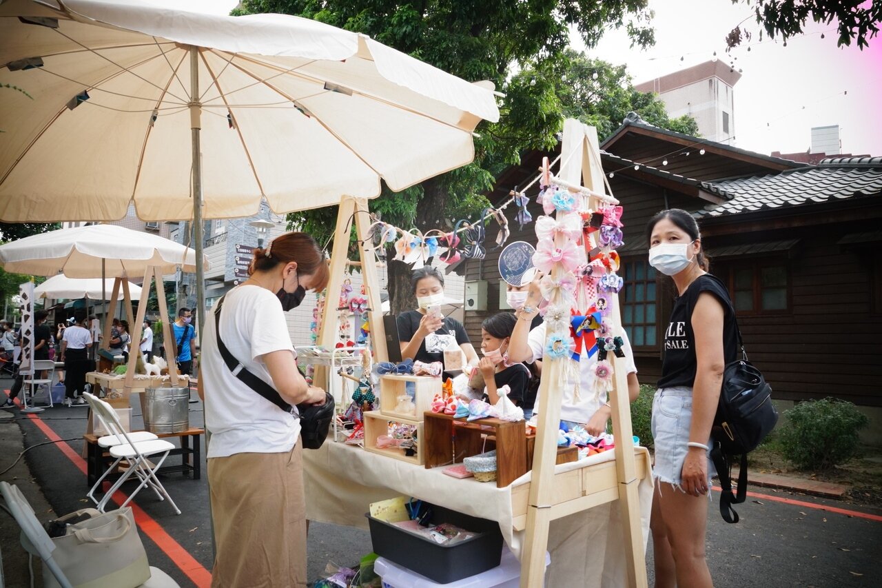 嘉義縣朴子市水道頭市集假日遊客如織,市公所推出加碼抽萬元紅包,希望將五倍券留在朴子。記者莊祖銘/攝影