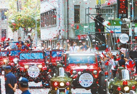 慶祝中華民國110年生日，特別邀請東京奧運、帕運國手等代表搭車遊行經過英雄谷，接受群眾歡呼。（陳怡誠攝）