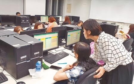 台中市勞工大學為鼓勵勞工在職進修，強化職場競爭力，委託大學及工會團體開辦5大類勞工職能提升課程，目前已陸續開課中。（陳世宗攝）
