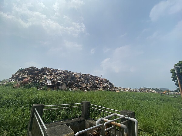 南部各縣市面臨垃圾去化困難的問題，台南仁德垃圾場內堆置的廢家具等垃圾，因消化量能不足，只好暫時堆置在場內，遠觀有如一座座垃圾小山。圖／記者修瑞瑩攝影