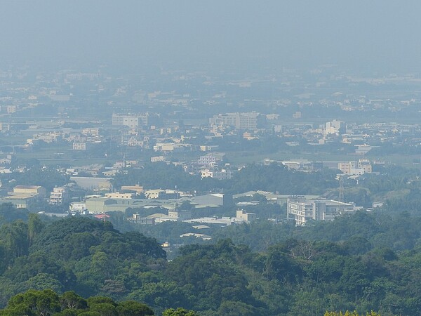 從彰化縣八卦山139線往西部沿海眺望,一片霧濛濛,空品質不好。圖/記者劉明岩攝影