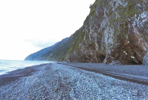 宜蘭南澳神秘沙灘緊鄰蔚藍大海與峭壁,大大小小的海蝕洞,美景天成,但近年來遊客落水意外頻傳,暗藏致命危險。圖/民眾提供