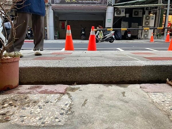 北投區人行道及騎樓有近8成尚未整平,成為台北最障礙的區域。圖/北市議員黃郁芬提供