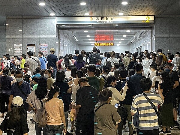 國慶焰火今晚散場時,高捷鹽埕埔站湧入大量人潮。圖/記者劉學聖攝影